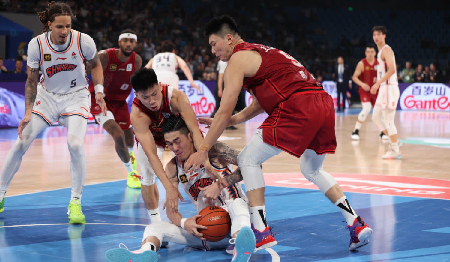 关于硬气对抗！某队拼尽全力击败强大对手的信息