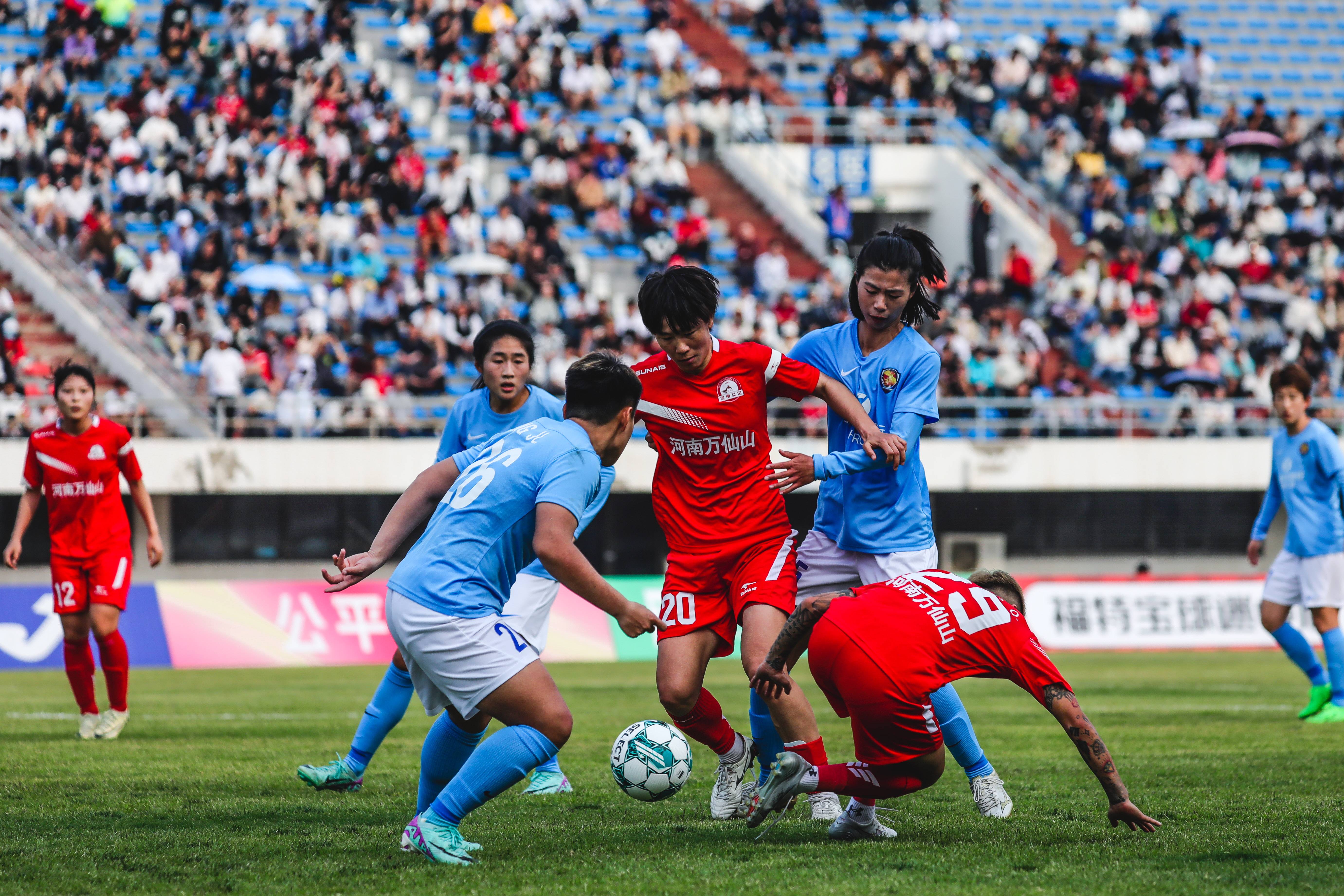 米兰体育官网-足球职业联赛的场上精彩瞬间大盘点的简单介绍