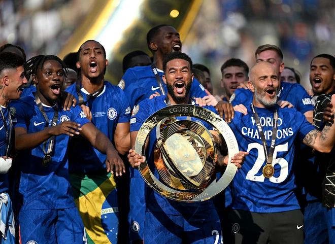 包含切尔西主帅赞赏球员们的团队精神的词条