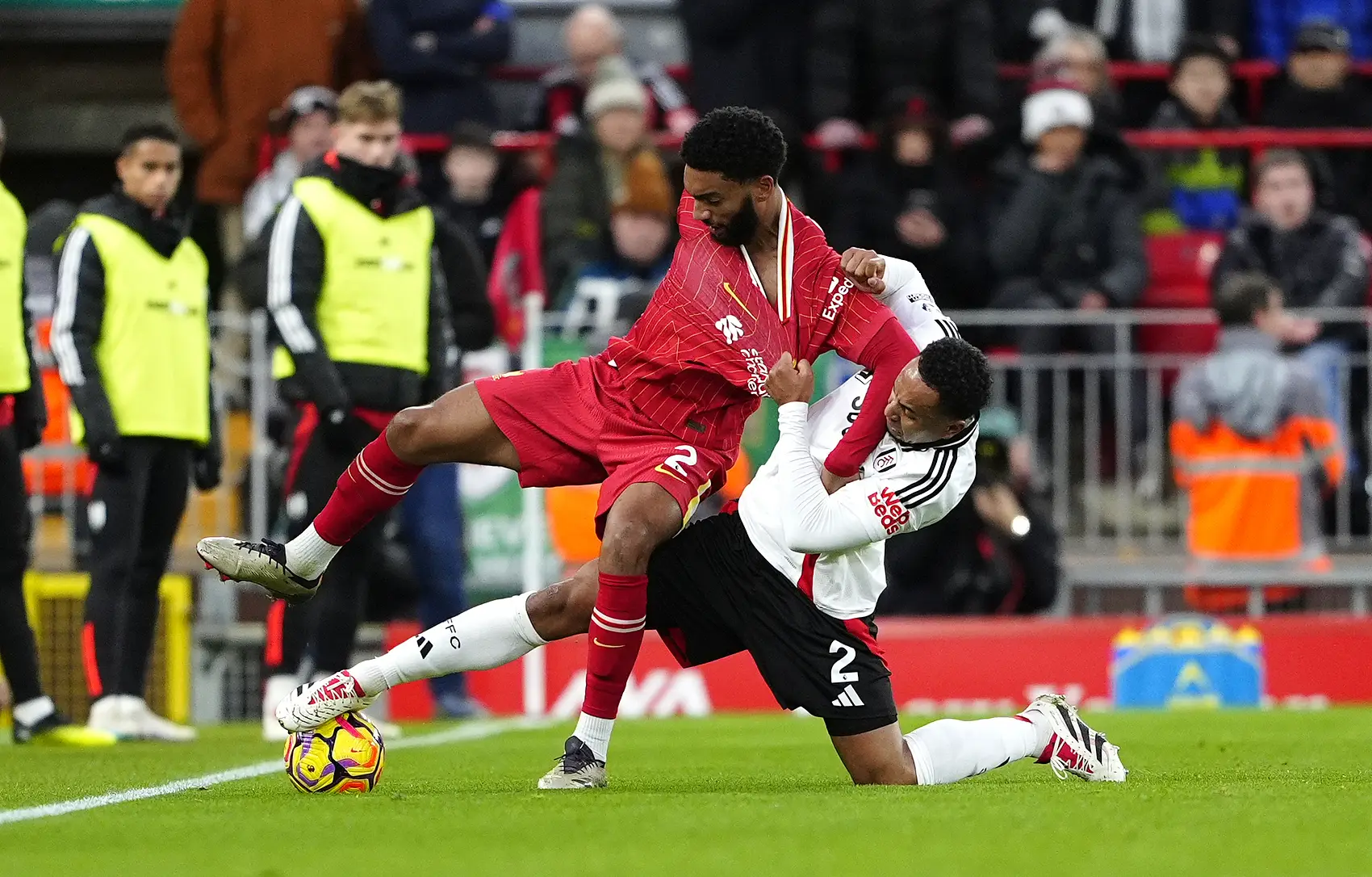 英格兰队在比赛中击败对手，晋级下一轮的简单介绍