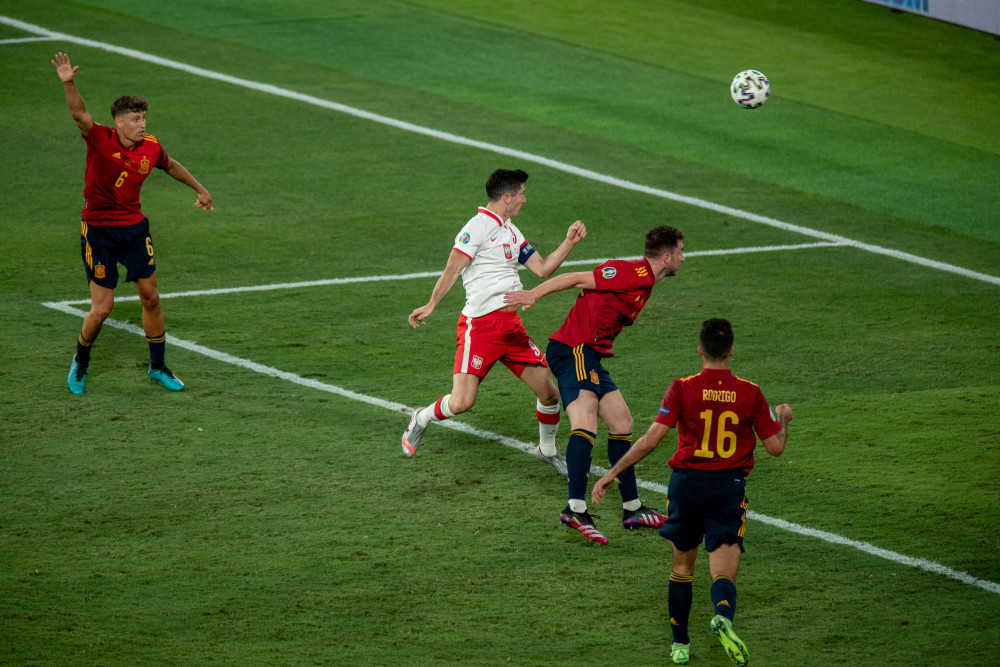 西班牙无缘出线，波兰全是胜继续征程的简单介绍