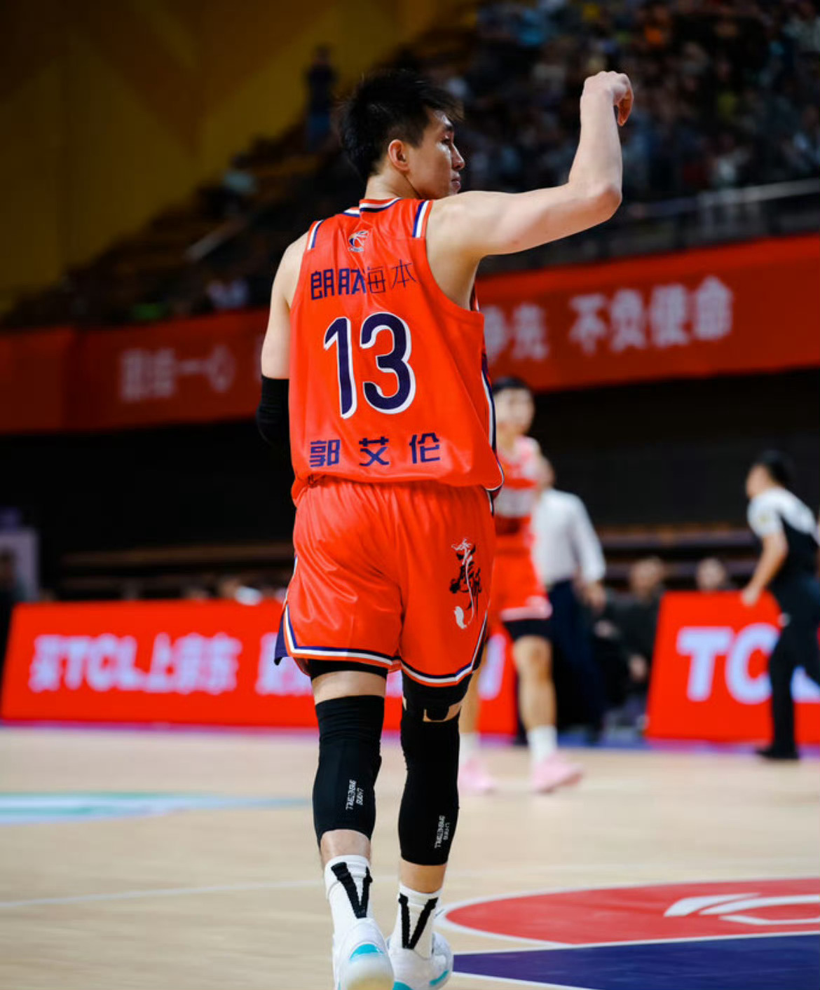 包含四川队翻盘鹈鹕，郭艾伦状态火热的词条